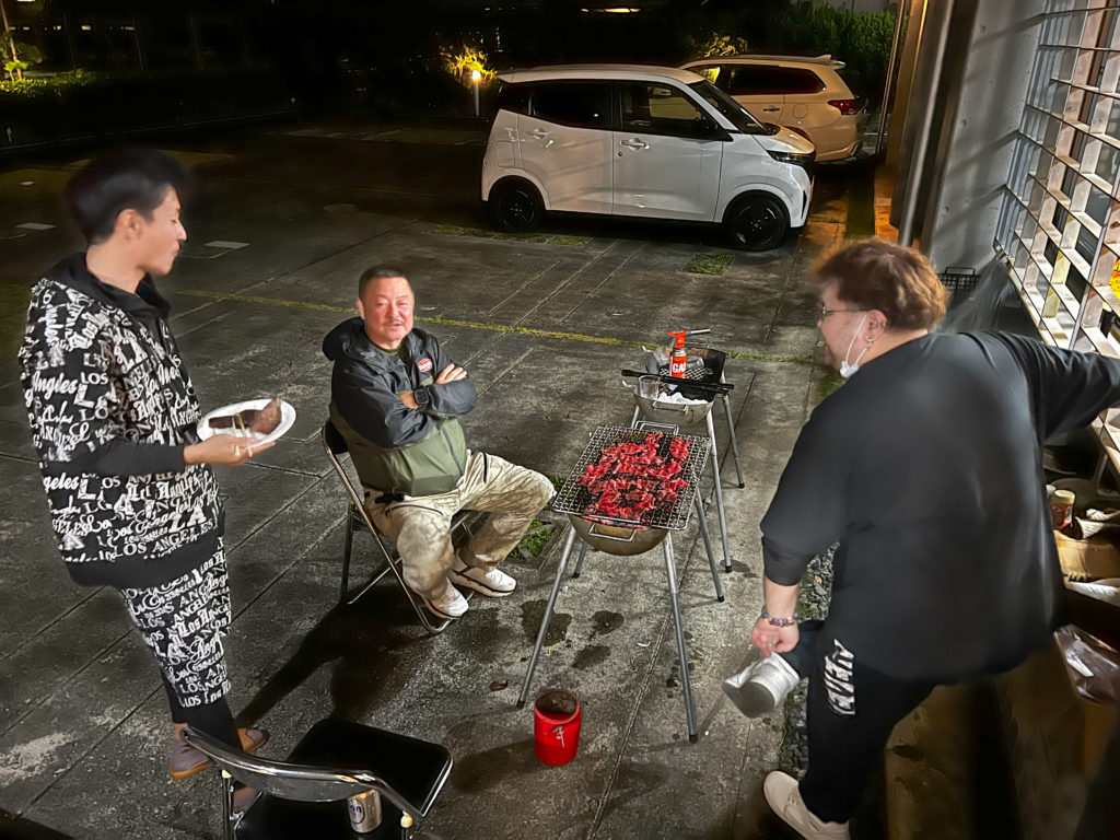 外でお肉を焼いている様子